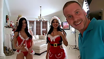 Bombshell Latina berpunggung buih Rebeca Linares dan kecantikan berlekuk Abella Anderson dalam adegan bertema Xmas Panas